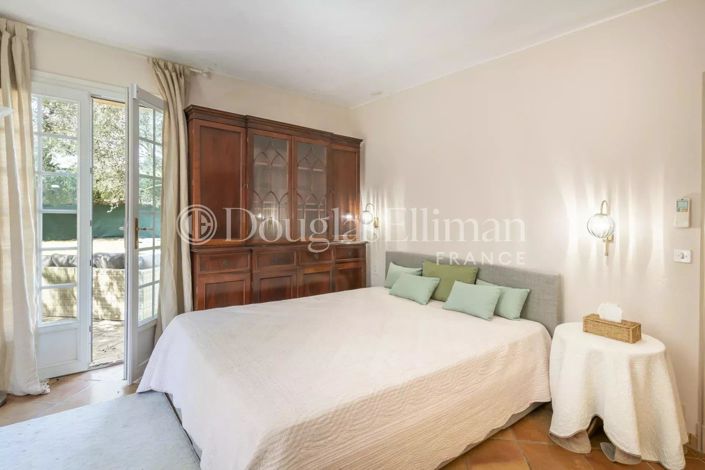 Image No.7-6 Bed House for sale