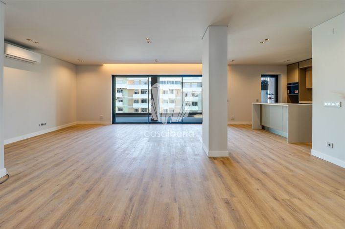 Image No.21-5 Bed Apartment for sale