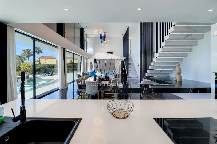 Image No.42-5 Bed House for sale