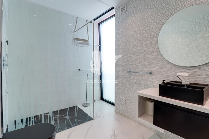 Image No.55-5 Bed House for sale