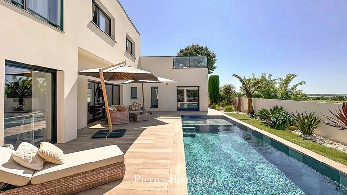 Image No.1-4 Bed House for sale