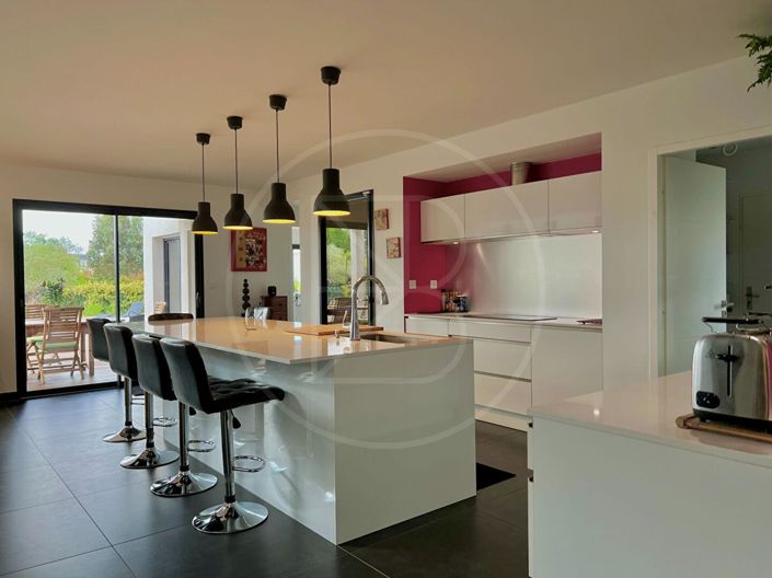 Image No.6-5 Bed House for sale