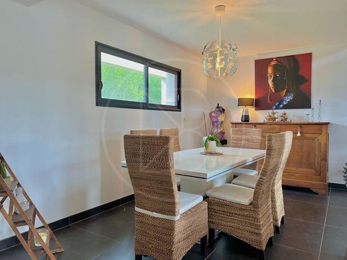 Image No.8-5 Bed House for sale