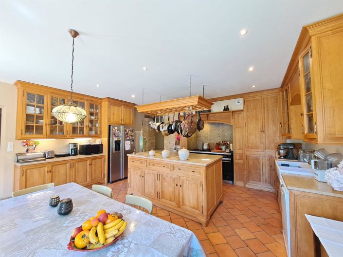 Image No.14-11 Bed Property for sale