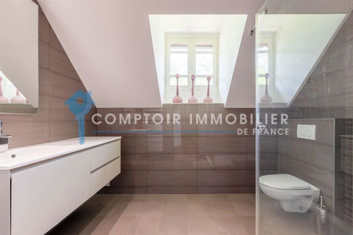 Image No.8-5 Bed House for sale