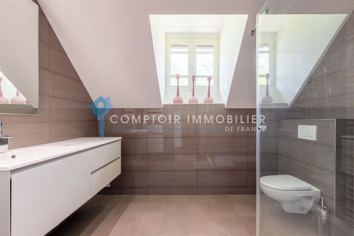 Image No.8-5 Bed House for sale