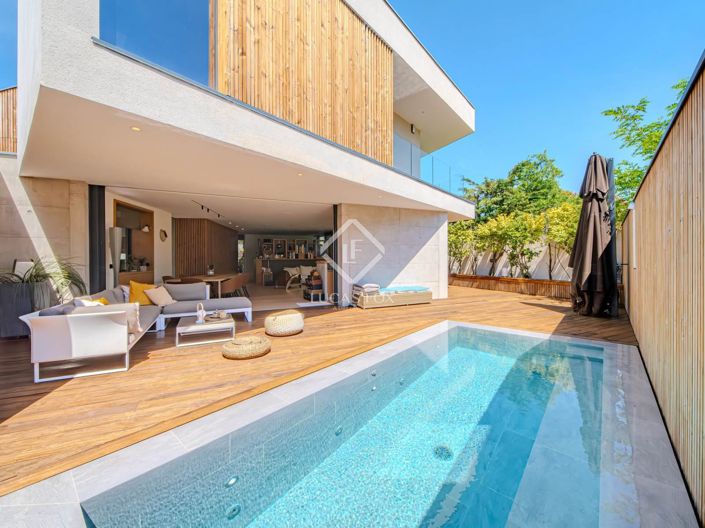 Image No.1-4 Bed House for sale