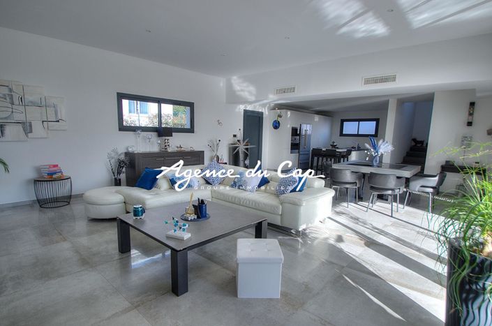 Image No.3-4 Bed House for sale