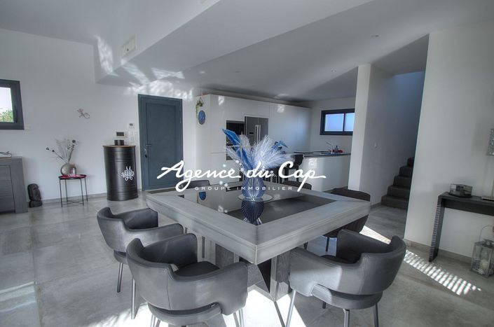 Image No.8-4 Bed House for sale