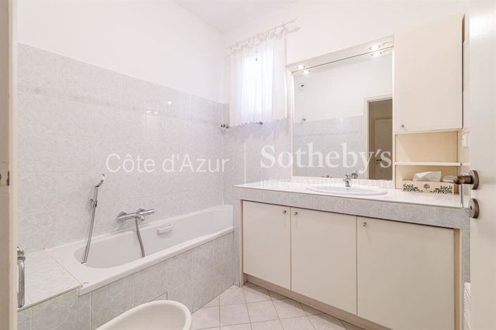 Image No.11-4 Bed Property for sale