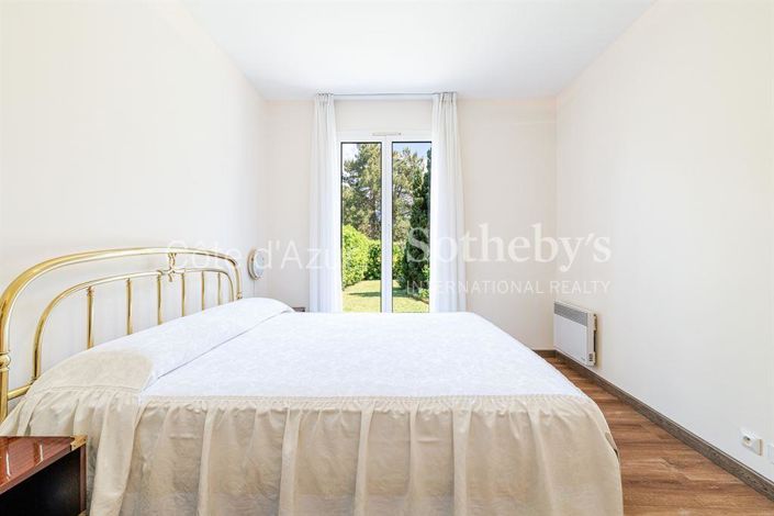 Image No.8-4 Bed Property for sale