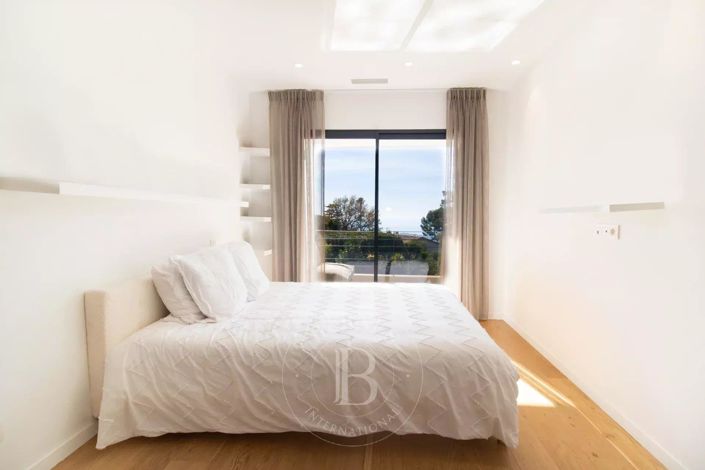 Image No.20-4 Bed House for sale