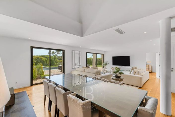 Image No.8-4 Bed House for sale