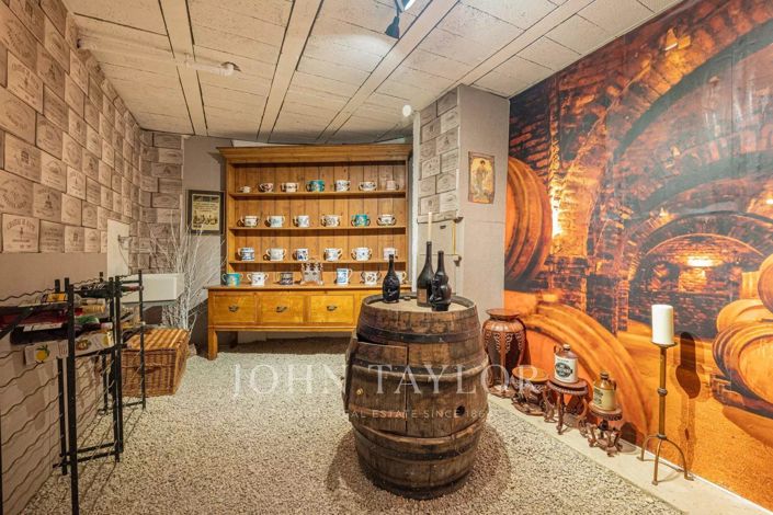 Image No.20-6 Bed House for sale