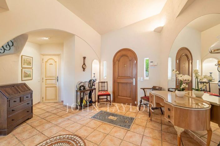 Image No.6-6 Bed House for sale