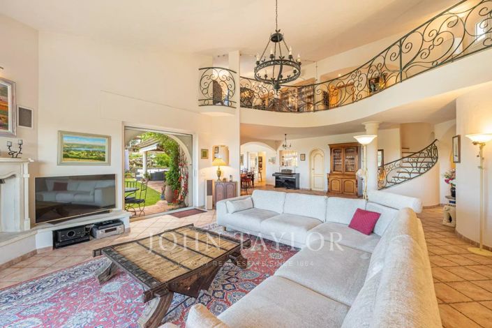 Image No.8-6 Bed House for sale