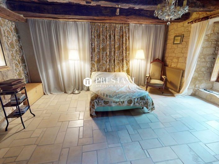 Image No.10-5 Bed Property for sale