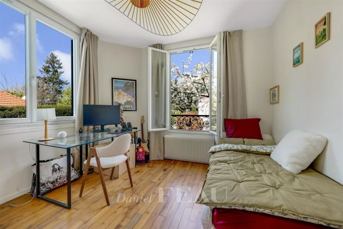 Image No.8-5 Bed House for sale