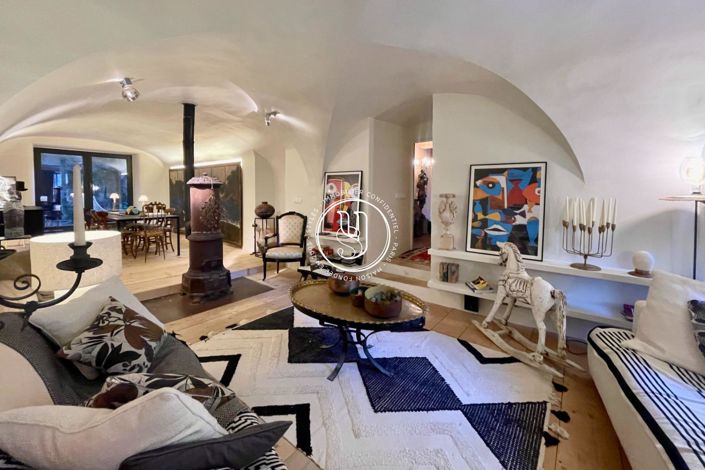 Image No.1-6 Bed House for sale