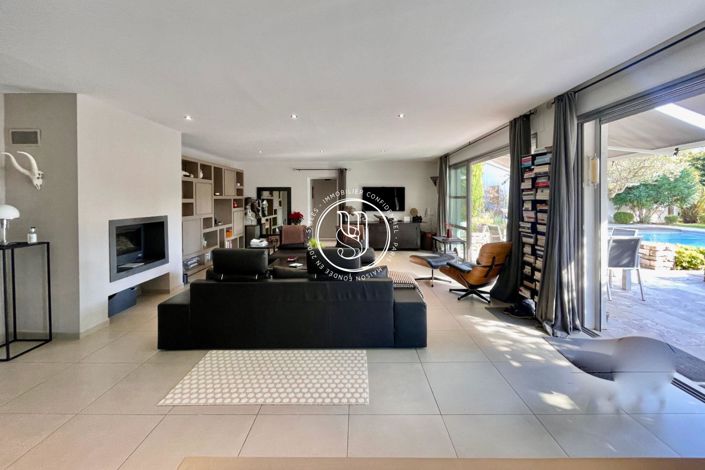 Image No.1-4 Bed House for sale