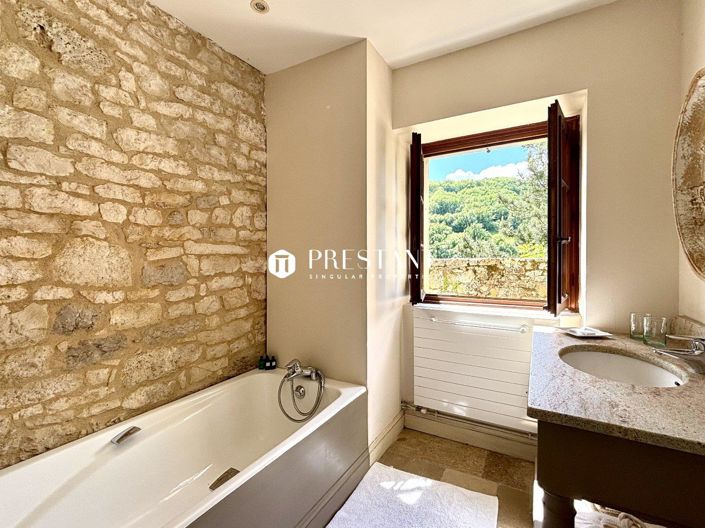 Image No.10-5 Bed Property for sale