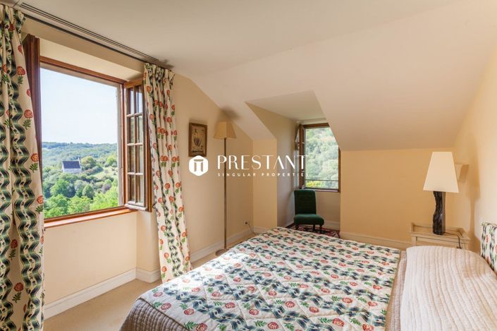 Image No.12-5 Bed Property for sale