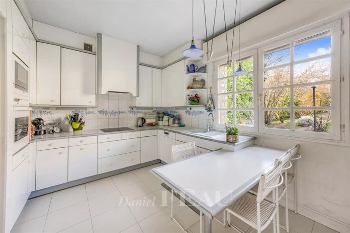 Image No.8-5 Bed House for sale