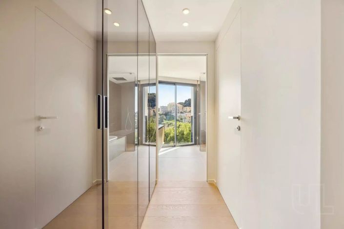 Image No.10-3 Bed Property for sale