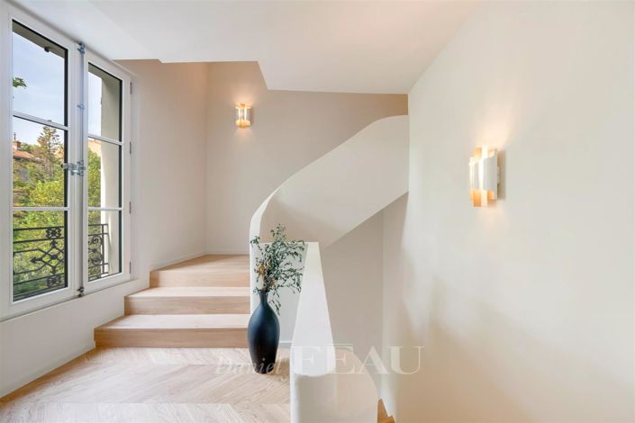 Image No.9-5 Bed House for sale