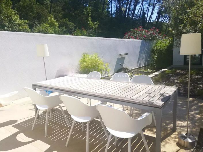 Image No.8-5 Bed House for sale