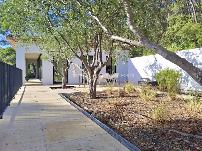 Image No.9-5 Bed House for sale