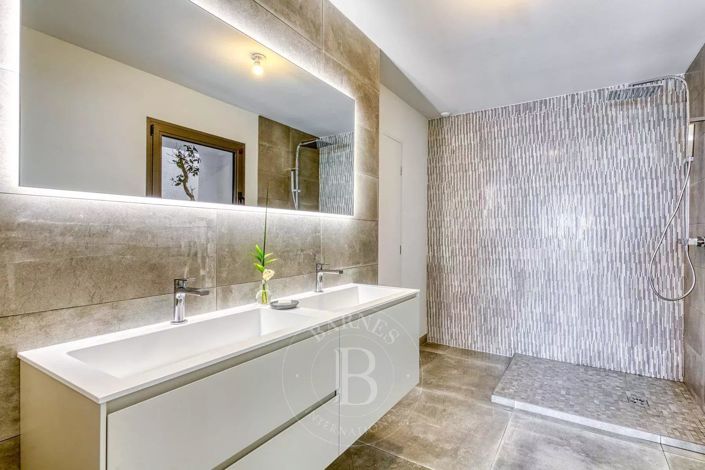 Image No.17-5 Bed House for sale