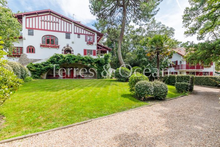 Image No.1-8 Bed House for sale