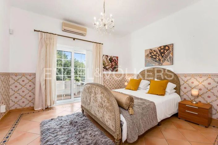 Image No.16-6 Bed House for sale