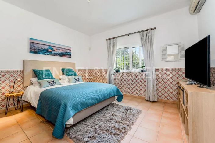 Image No.17-6 Bed House for sale