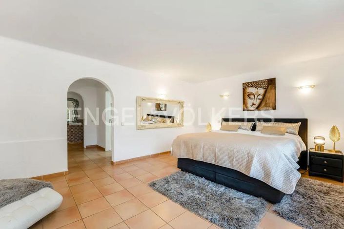 Image No.20-6 Bed House for sale