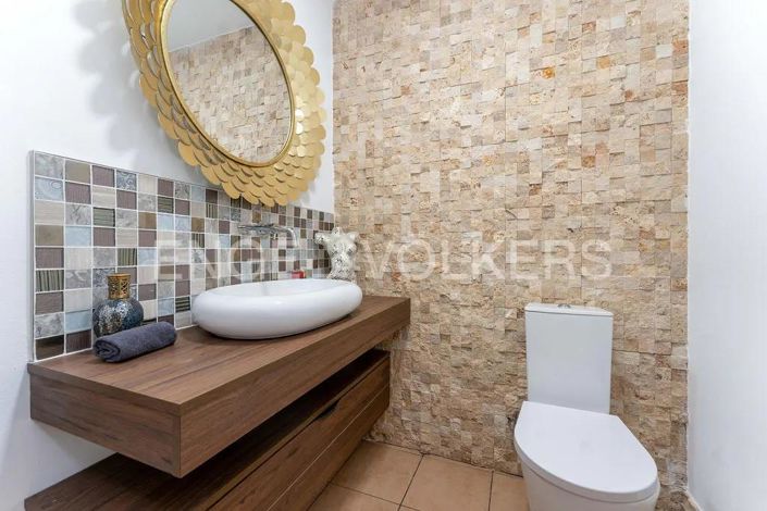 Image No.21-6 Bed House for sale