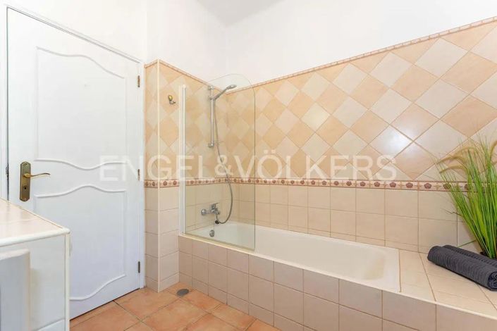 Image No.30-6 Bed House for sale