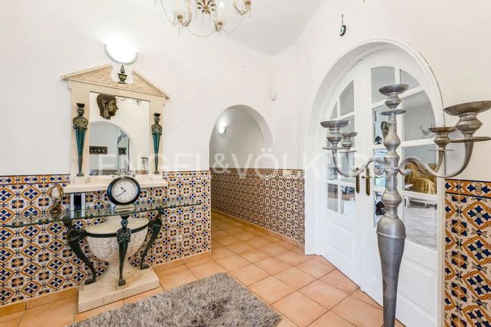 Image No.5-6 Bed House for sale