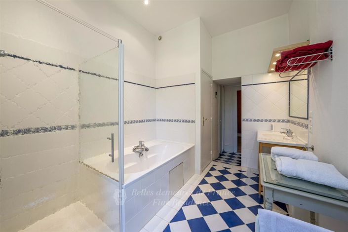 Image No.18-20 Bed House for sale