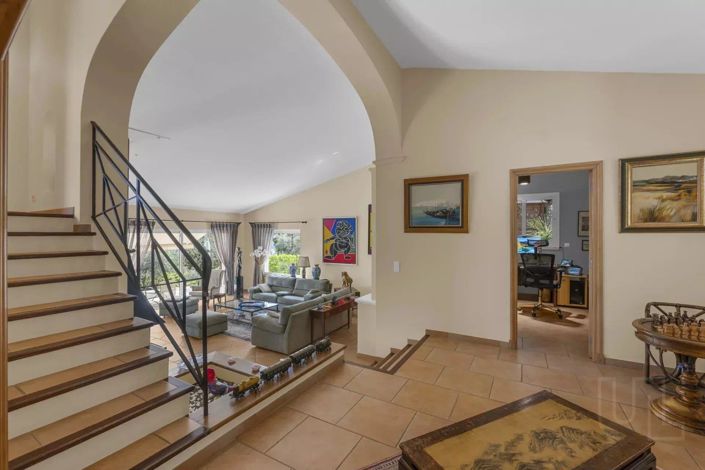 Image No.8-5 Bed House for sale