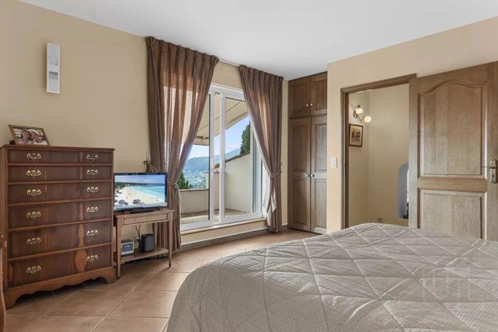 Image No.9-5 Bed House for sale