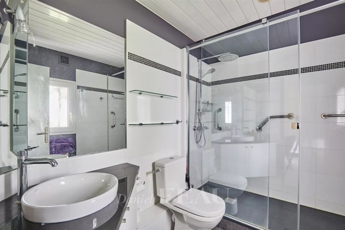 Image No.26-6 Bed House for sale