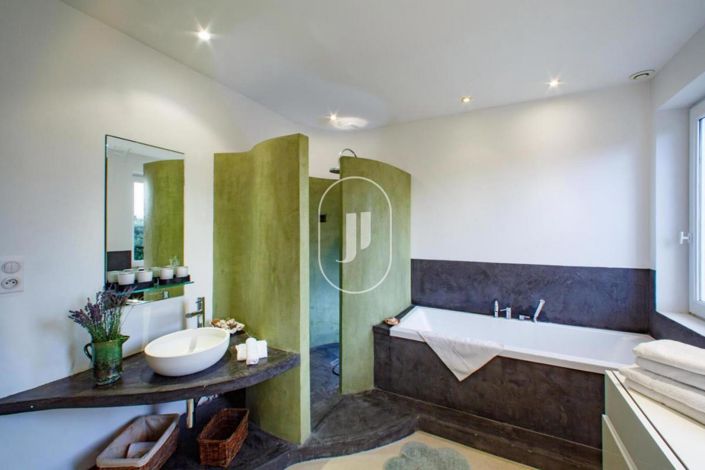 Image No.9-6 Bed House for sale