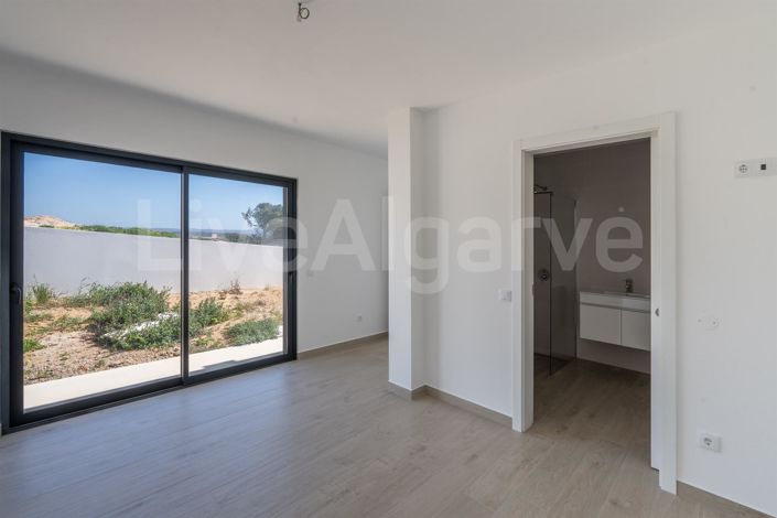 Image No.14-4 Bed House for sale