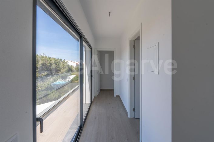 Image No.19-4 Bed House for sale