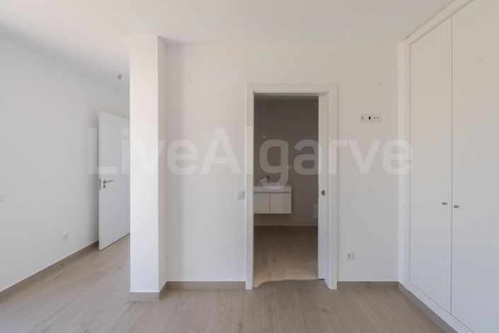 Image No.25-4 Bed House for sale