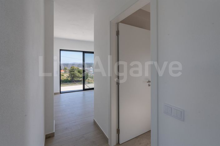 Image No.26-4 Bed House for sale