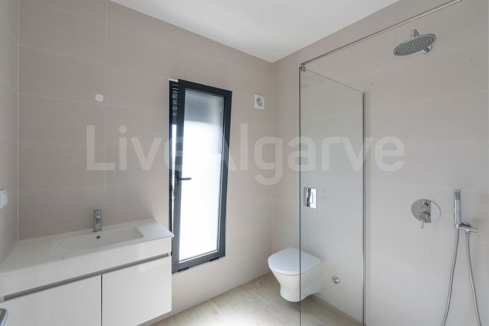 Image No.28-4 Bed House for sale