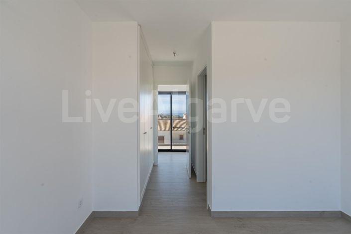 Image No.32-4 Bed House for sale